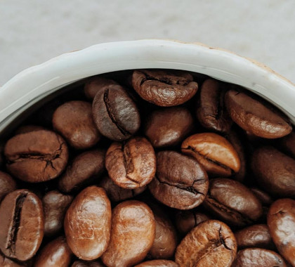 Oplatí sa užívať CBD olej s kávou?